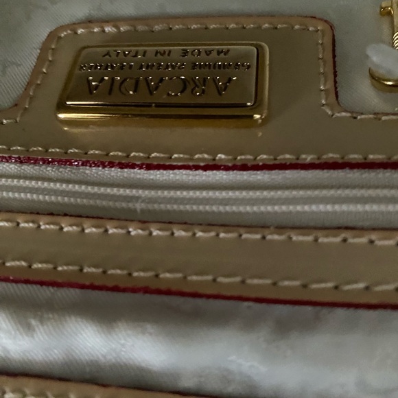Arcadia cream/beige patent leather crossbody bag - Picture 11 of 13